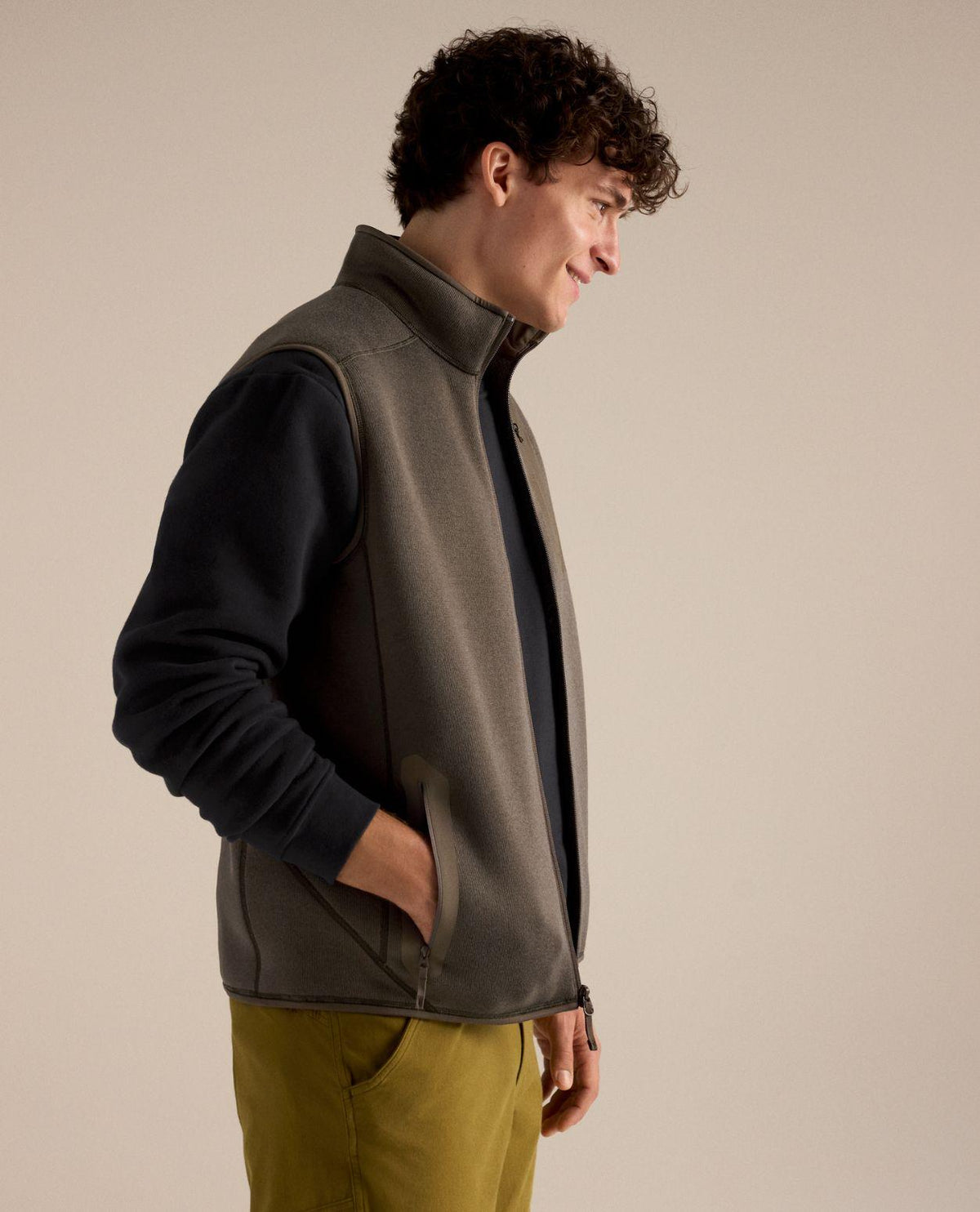 Arc'teryx Covert Vest Men i färgen Mongoose Heather visas från sidan på en man