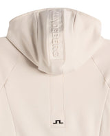 J.Lindeberg Portia Polartec Hood dam i färg moonbeam beige, visad bakifrån med huva och logotyp.