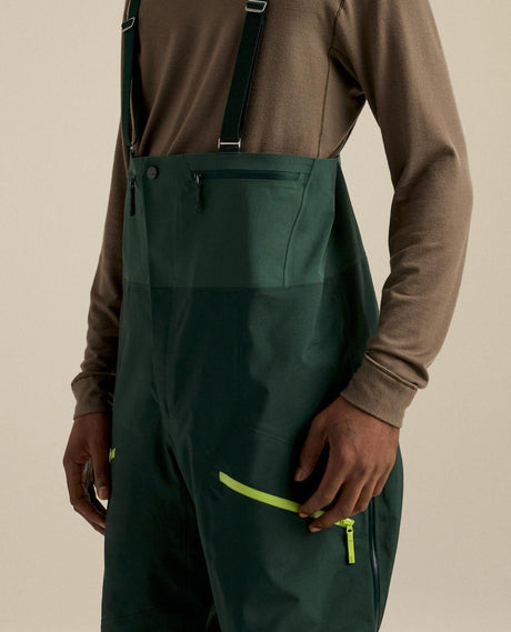 Arc'teryx Rush Bib Men skidbyxor med hängslen i färgen dark jade.