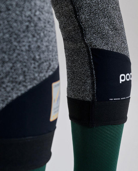 Närbild på POC Layer Cut Resistant Tights för herrar i färgvarianten uranium black, som visar det skärtåliga materialet och detaljerna på tightsen.