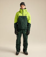 Arc'teryx Rush Jacket Men i mantis och dark jade på modell iförd skidutrustning.