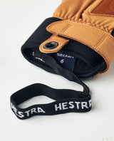 Hestra CZone Incline 5 Finger skidhandske i brun nötnappa, visar neoprenmudd med handledsrem.