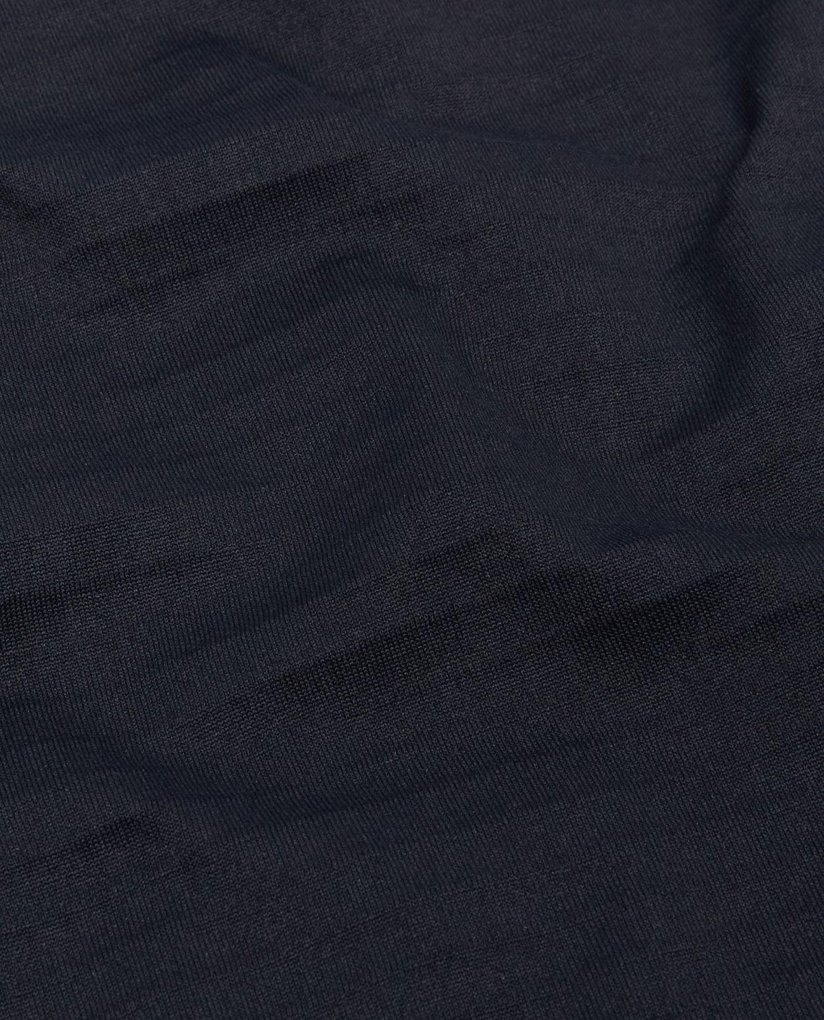 Närbild på det svarta, stretchiga fleecematerialet på Mammut Aenergy ML Hybrid Hooded Jacket för dam.
