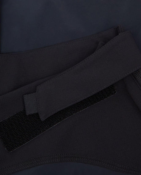 Närbild på midjeresår och kardborrejustering på svarta Mammut Aenergy Air IN Hybrid Shorts för dam.