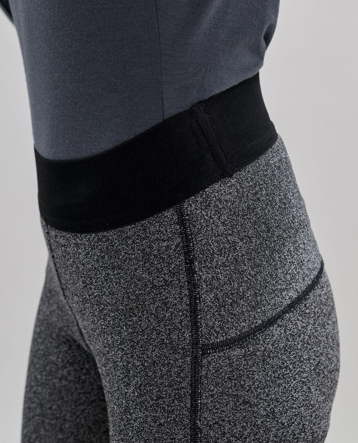 POC Layer Cut Resistant Tights dam i svart med skuret strykresår och tåligt material för alpina raceåkare.