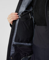 Närbild som visar innerfickan och detaljer på Mammut Eiger Free Pro HS Hooded Jacket för dam.