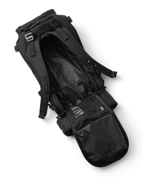 D_b_ Snow Pro Backpack 25L i svart färg visad öppen uppifrån för att visa det rymliga huvudfacket och fickorna.