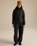 Svart Arc'teryx Cerium Hoody för damer som visar sin smidiga passform och dunisolering.