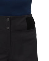 Närbild på midjan och knäppningen på de svarta damhardshellbyxorna Mammut Stoney HS Pants Women.