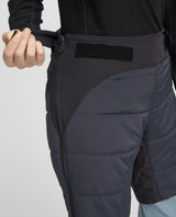 Mammut Aenergy Air IN Hybrid Shorts dam i svart färg som visar midjedetaljer och sidodragkedja för topptur.