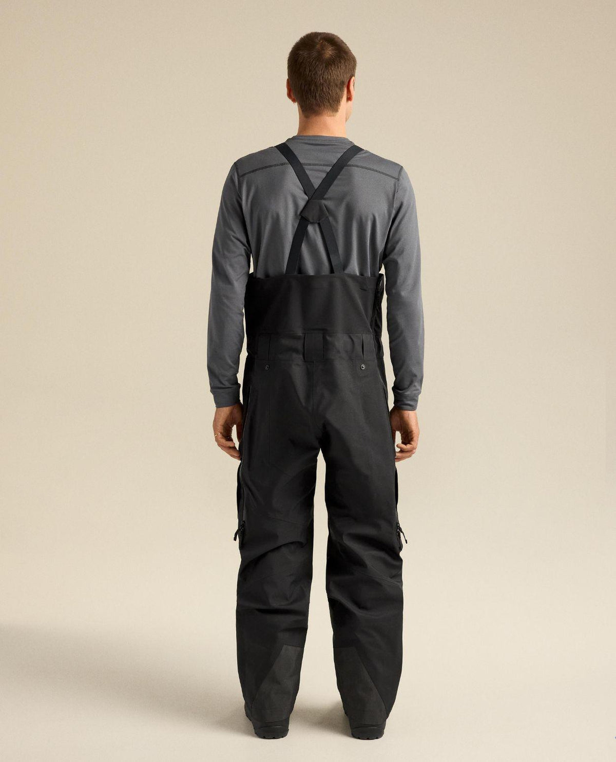 Arc'teryx Sabre Bib Men skidbyxor i svart färg visade bakifrån på modell.