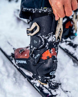 Scarpa F1 RS brun toppturspjäxa med BOA-system och gåläge i snömiljö.