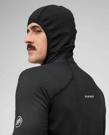 Mammut Aenergy ML Hybrid Hooded Jacket Men i svart färg, visad snett bakifrån med åtsittande huva.