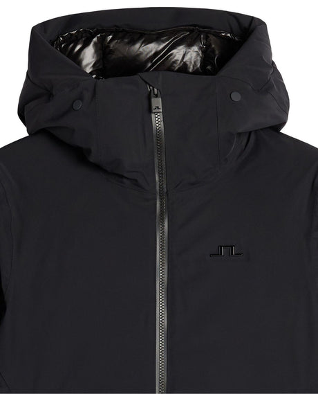 Närbild på huva och dragkedja på svarta damdunjackan J.Lindeberg Oates Down Jacket.