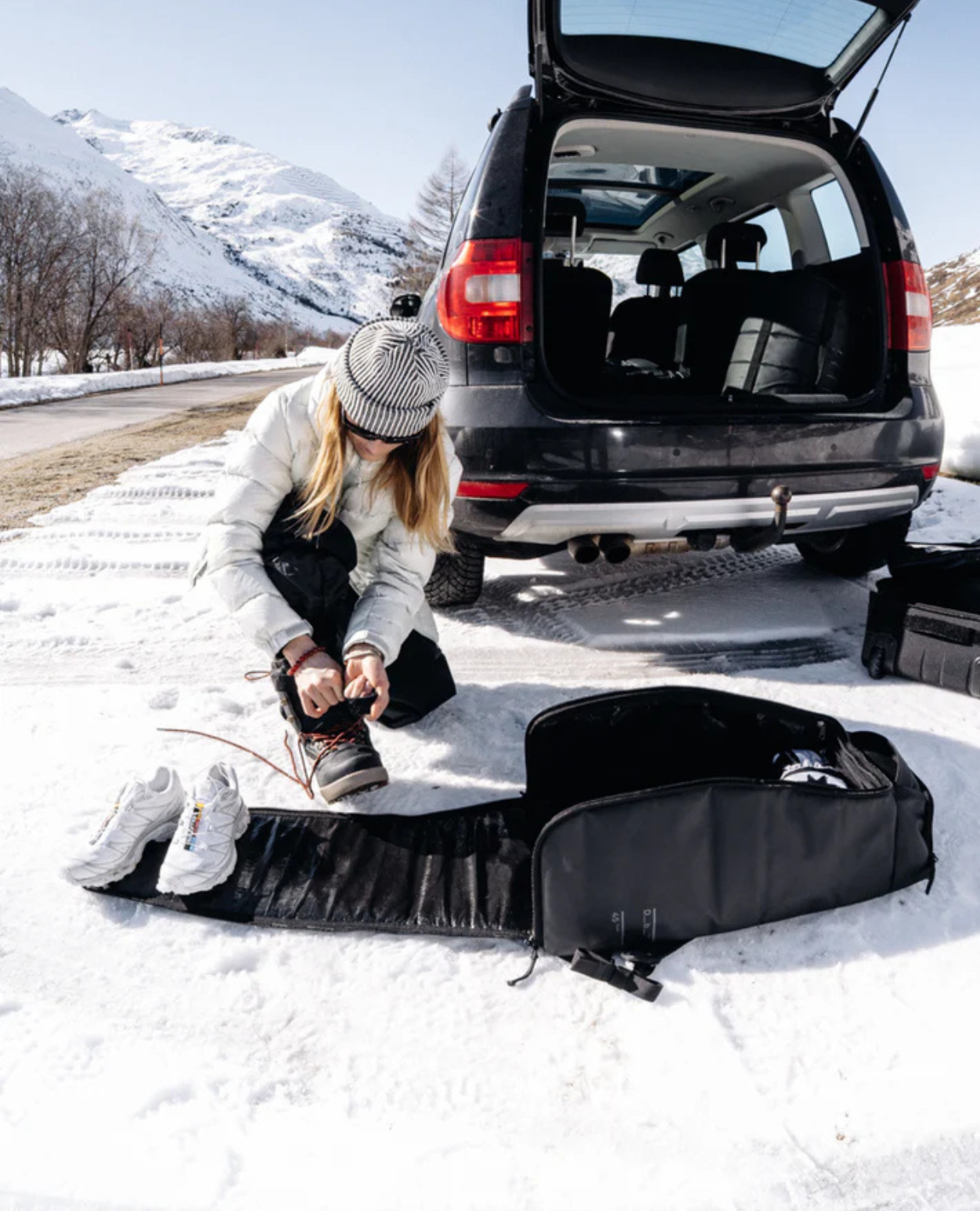 D_b_ Hugger Bootpack 45L - Coral Flash  Alpingaraget