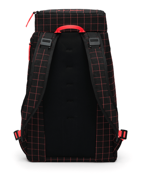 D_b_ Hugger Backpack 30L - Coral Flash - Ryggsäckar - Alpingaraget