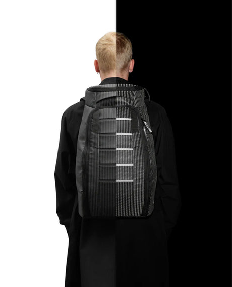 D_b_ Hugger Backpack 30L - Reflective Black - Alpingaraget