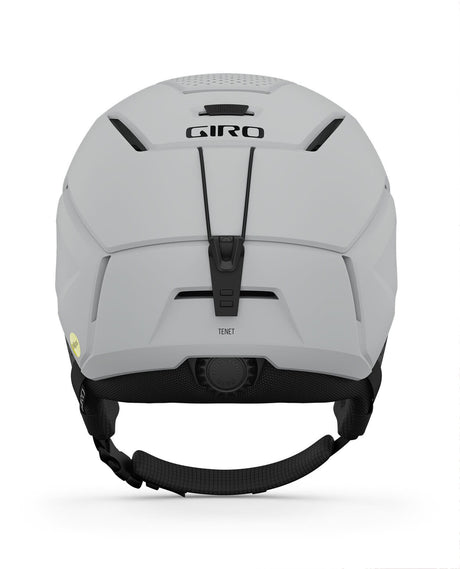 Baksidan på Giro Tenet Mips skidhjälm i matt ljusgrå, som visar justeringsratten för In Form 2 Fit-systemet. Hjälmen finns i storlek S, M, och L.