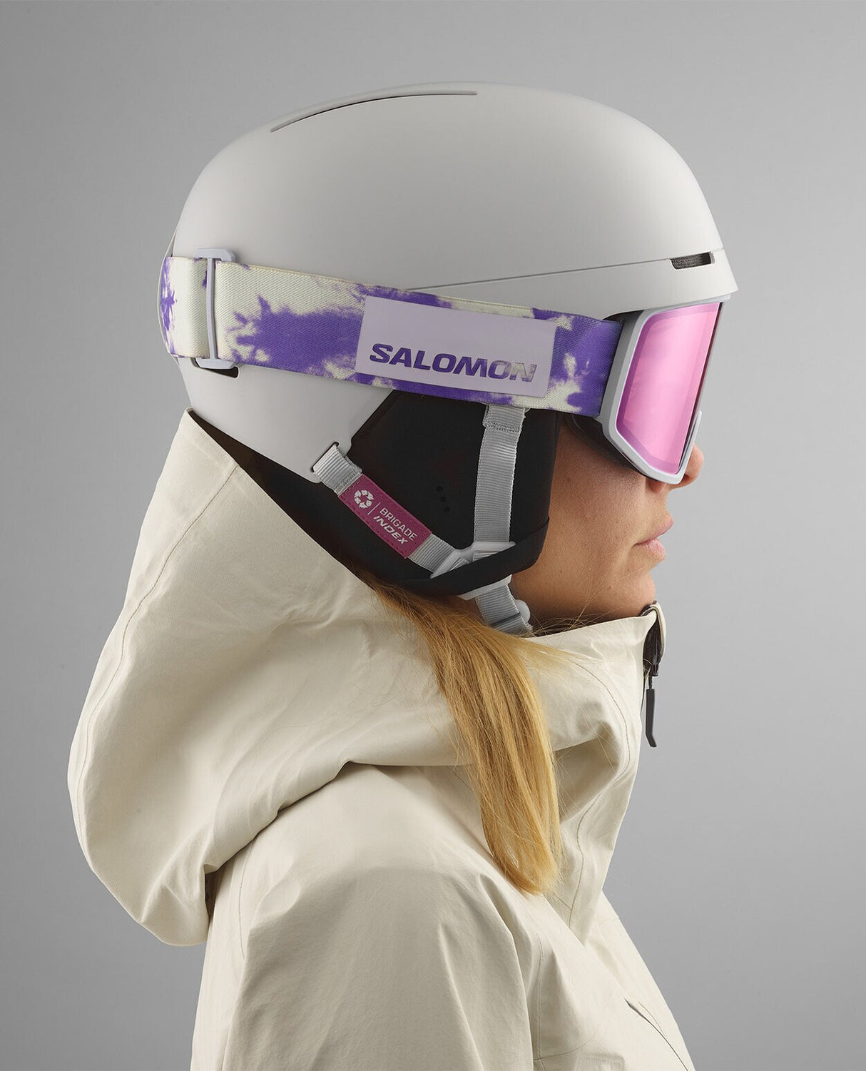 Salomon Brigade Index skidhjälm i färgen Grey Violet, sedd från sidan på en person. Hjälmen har en justerbar, oval passform och finns i storlek S-L.